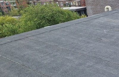 Is een (licht) hellend bitumen dak geschikt voor zonnepanelen?