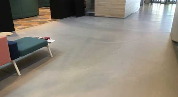 Vloerverwarming onder cementgebonden gietvloer