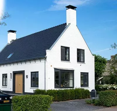 Voorbeeld van een wit huis met donkere ramen